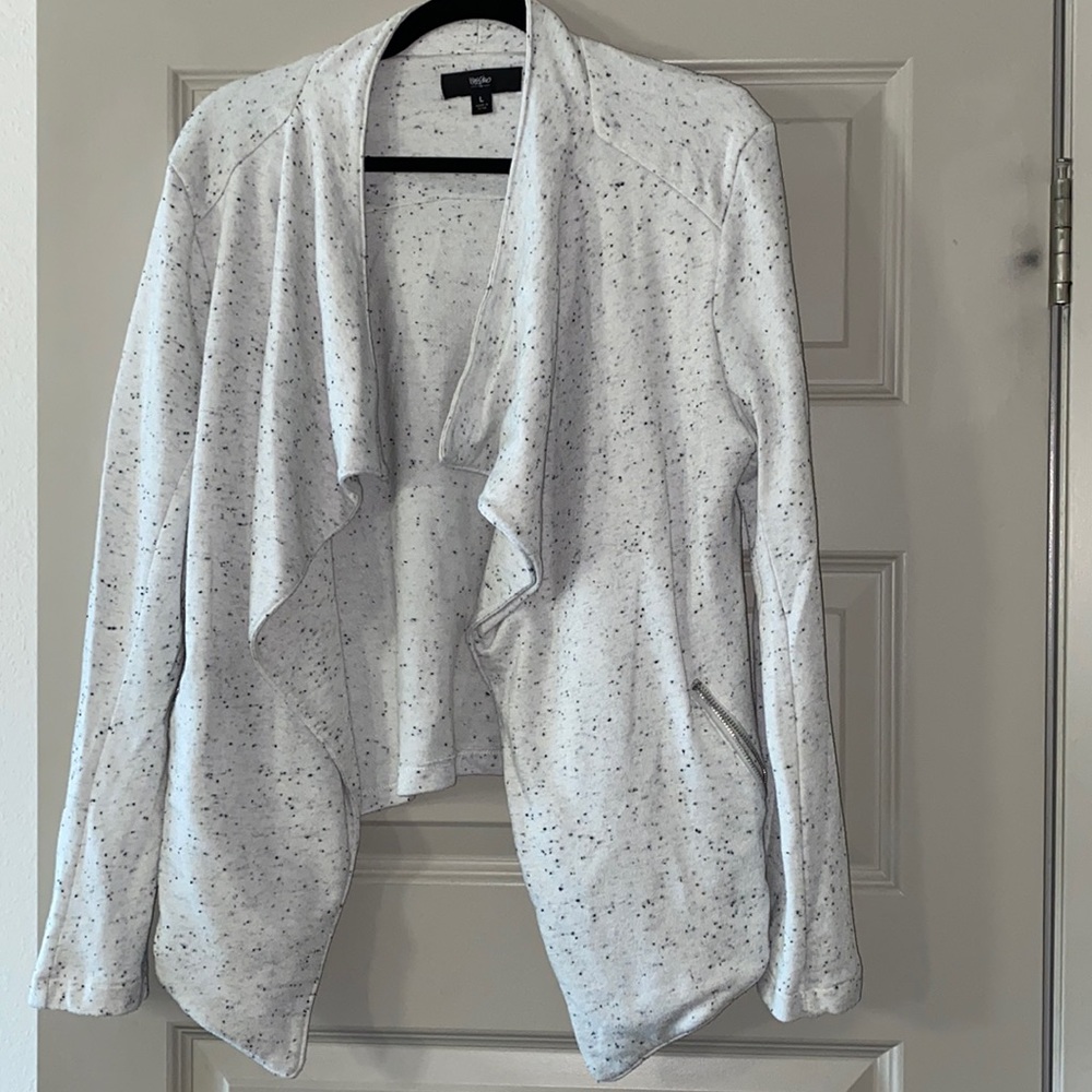 Large women’s sweater with two zipper pockets